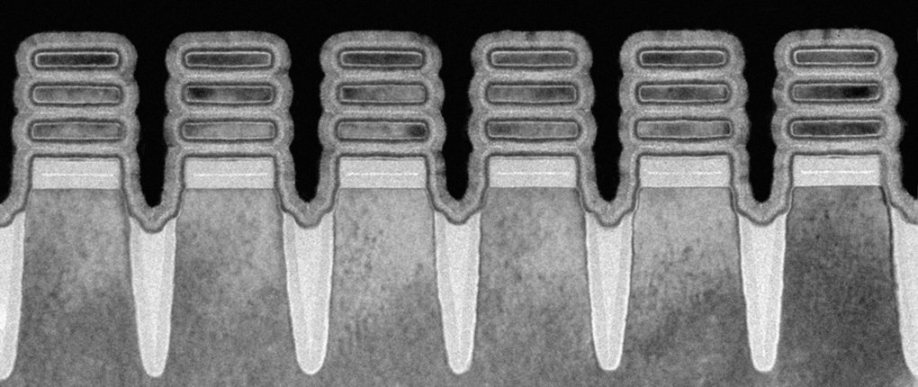IBM setzt für den 2-nm-Prozess auf Nanosheet-Transistoren. Dabei umschließt das Gate mehrere (hier: Vier) Leitungskanäle, um die für eine hohe Leitfähigkeit wichtige Kontaktfläche zwischen Leitungskanal und Gate zu maximieren.