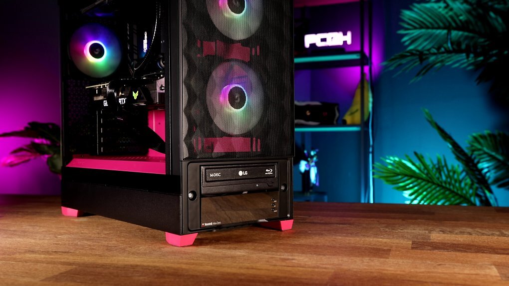 Besonders im günstigeren Segment gibt es weiterhin 5,25-Schächte wie beim <a href='www.pcgameshardware.de/Gehaeuse-Hardware-213436/Tests/Fractal-Design-Pop-Air-Silent-Midi-Mini-XL-RGB-Preis-1398803/'>Fractal Pop </a>an der Unterseite. DVD- und Blu-ray-Laufwerke sterben dennoch immer weiter aus - auch oder eher insbesondere, wenn es um 4K/UHD-Blu-rays geht (Lizenz- und DRM-Supportgründe).
