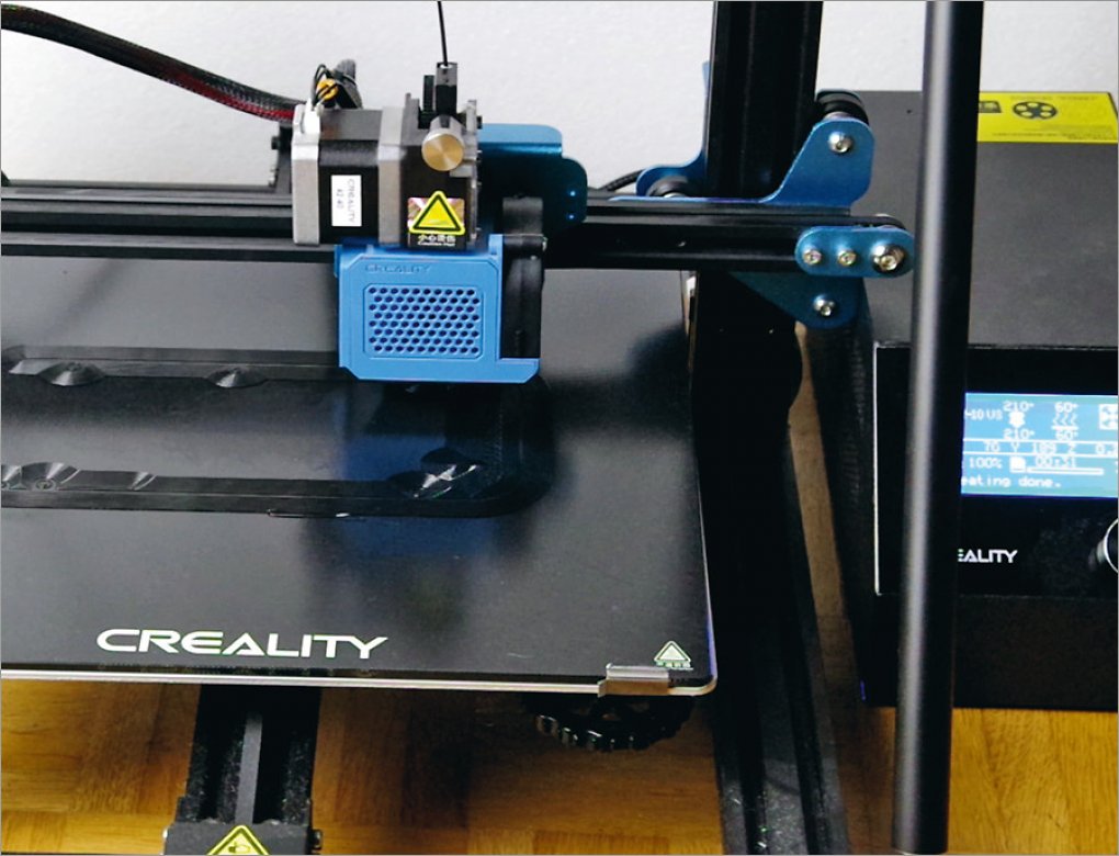 In 3D-Druckern sind meist kleine Lüfter verbaut, die das Filament kühlen. Hier befindet sich ein entsprechendes Modell rechts am blauen Kunststoffgehäuse.