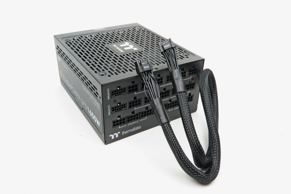 Bei den neuen ATX-3.0-Netzteilen wird ein '12VHPWR zu 12VHPWR'-Kabel verwendet, die älteren ATX-2er-Modelle verwenden bei einzelnen Kabeln einfach die älteren, vorhandenen Anschlüsse weiter. Sofern der eigene Netzteilhersteller kein passendes 12VHPWR-Kabel bereitstellen möchte, würden auch Adapter mit mehreren PCI-E-8-Pol-Kabeln funktionieren.