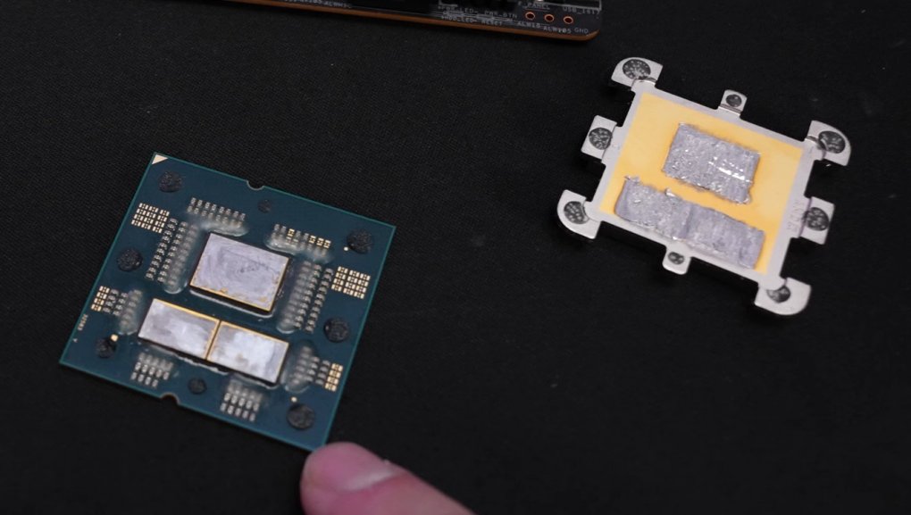 Obwohl der Ryzen 5 7600X nur über sechs Kerne verfügt, sind unter dem Heatspreader zwei CPU-Chips mit je acht (möglichen) Kernen verbaut. Aktiv ist aber nur der (im Bild) rechte Chip.