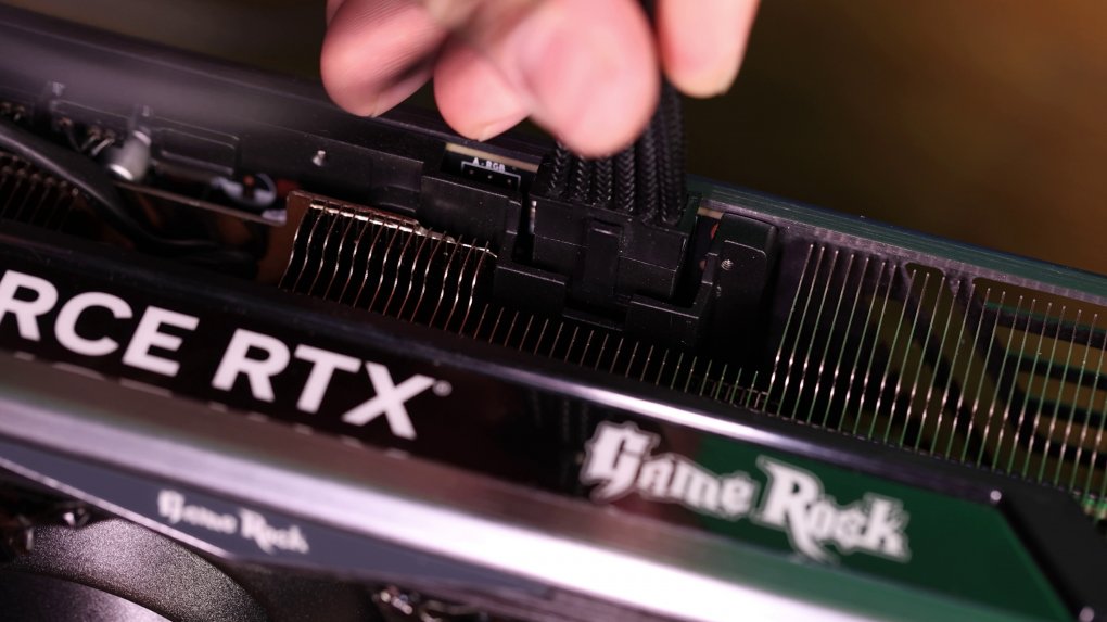 In den von Gamers Nexus und Nvidia untersuchten Fällen von angeschmorten 12VHPWR-Steckern waren Spuren zu erkennen, die in der Form nur mit teils nicht bis zum Anschlag gesteckten Kabeln erklärt werden können.&nbsp;