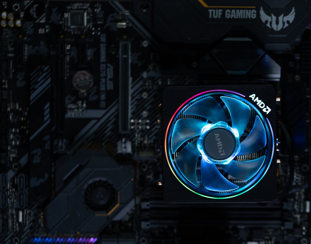 Ryzen 9 7900 und Ryzen 7 7700 liegt der Wraith Prism bei, ein besonders beliebter AMD-Kühler, der mehr durch Optik, als durch Leistung punktet. Die X-Modelle hingegen verkauft AMD ohne beigelegten Kühler.