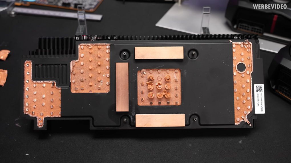 Innen besteht die Vapor Chamber der Radeon RX 7900 XT(X) aus einem Hohlraum, einem Kupfergeflecht und zahlreichen Stützpfeilern.