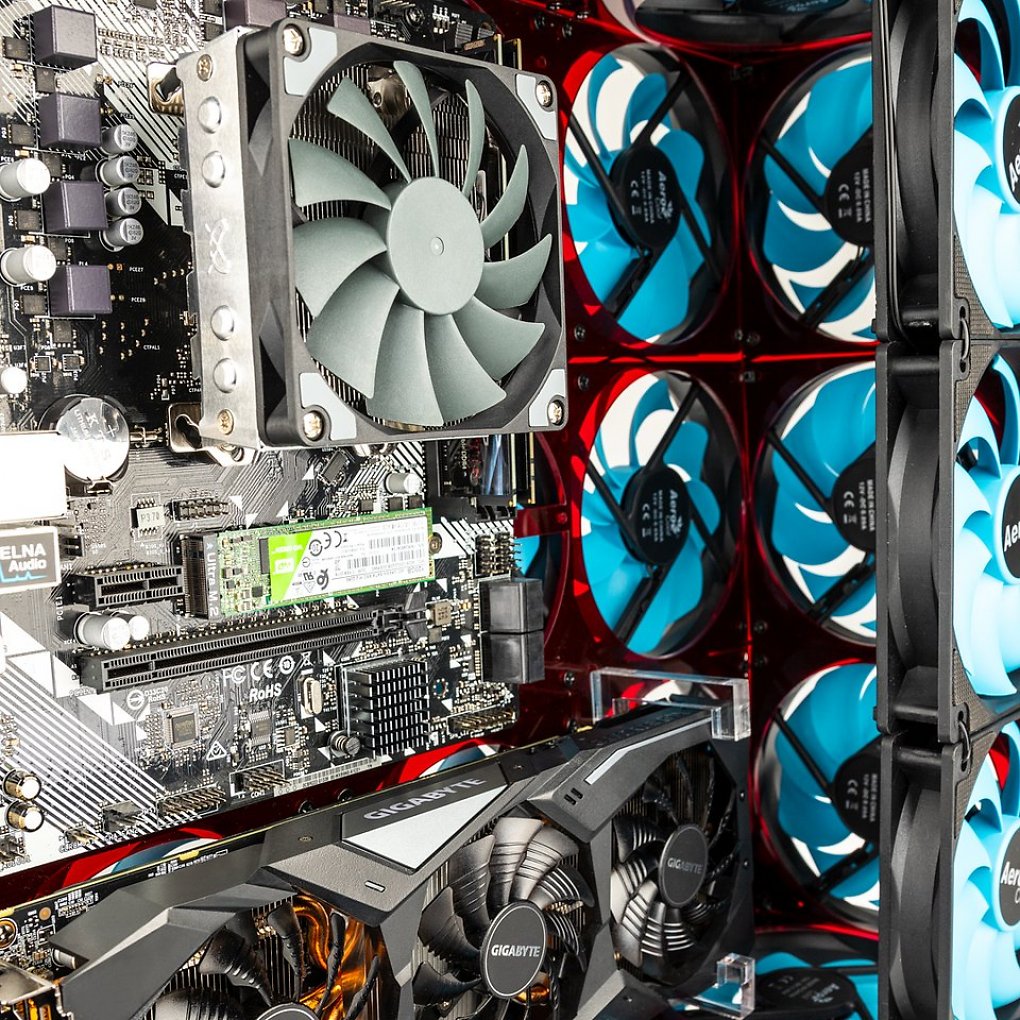 Unter den Lüftern wurde ein PC versteckt