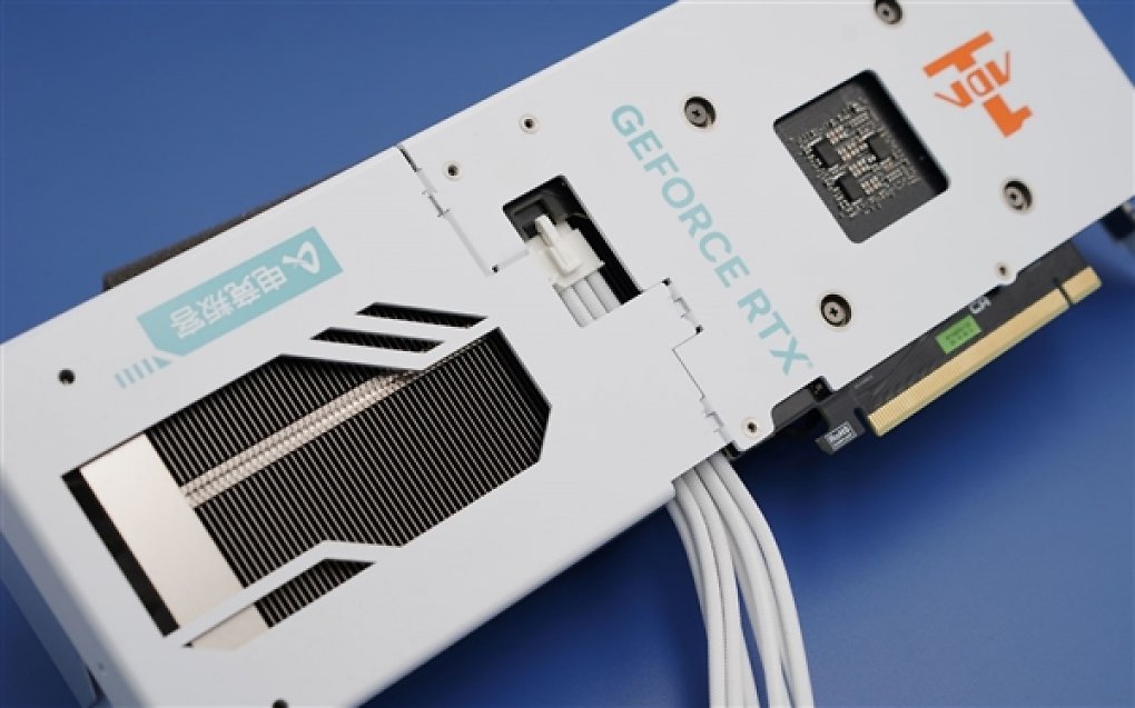 Inno3D Geforce 4070 mit verdecktem Stromkabel an der Rückseite.