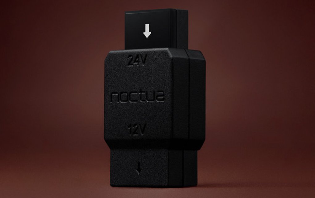 Der NA-VC1 kann 24 Volt auf 12 Volt oder 12 Volt auf 7,5 Volt heruntersetzen.