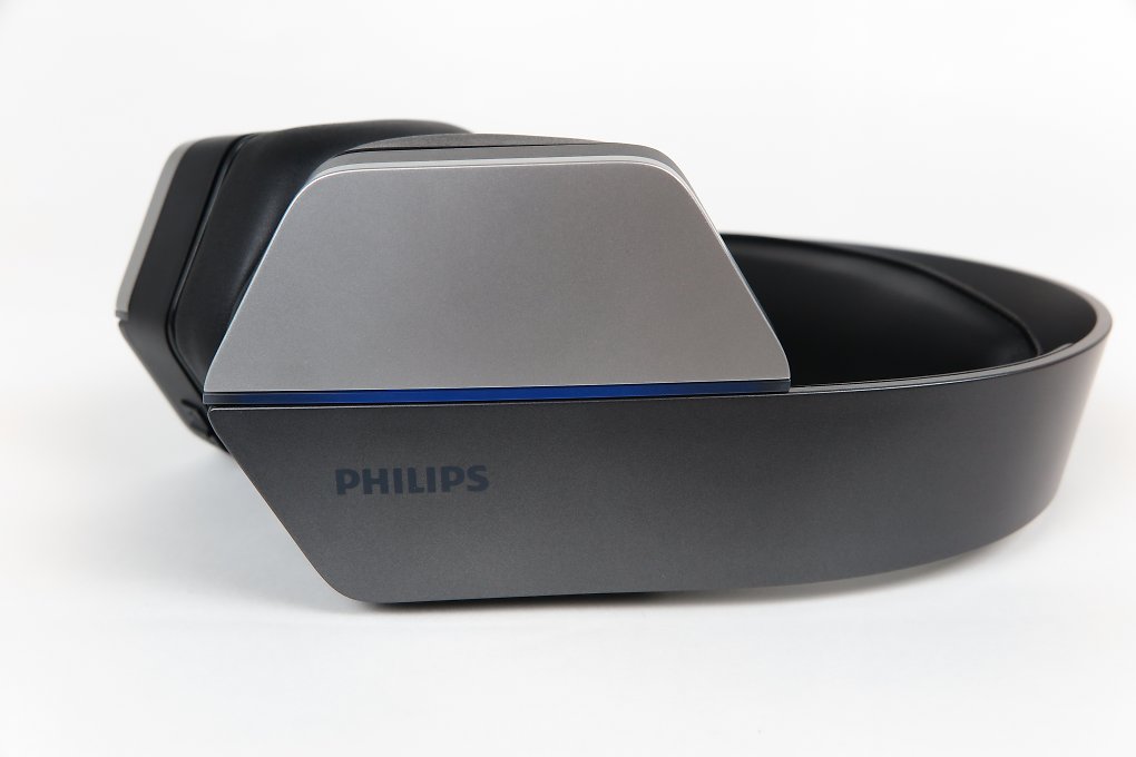 Philips TAG5106LE - Hinter dem etwas kryptisch anmutenden Namen verbirgt sich ein interessantes Philips-Headset.<br><br>Das aus Philips Mittelklasse-Haushalts-Reihe Series 5000 stammende, auffallend günstige Headset bietet für rund 100 Euro sowohl Funk, Bluetooth 5.2 (nicht simulatan) als auch einen Klinkenanschluss. Mit einer zusätzlichen Software-Installation steht am PC außerdem (virtueller) DTS-Surround zuschalten. Der Klang ist für die Preisklasse erfreulich gut.<br><br>Sehr gewöhnungsbedürftig ist allerdings der Sitz des Headsets. Der Kopfbügel ohne echte Höreraufhängung samt elastischem Kopfband lässt das Headset eher locker und luftig auf dem Schädel sitzen, die kaum beweglichen Hörer schließen obendrein eher mäßig ab. Darunter leidet neben dem Komfort außerdem der Sound und die Isolation. Das ist wirklich ein wenig schade, ansonsten ist das Philips TAG5106LE nämlich ein gefälliges Funk-/Bluetooth-Headset zum günstigen Preis.