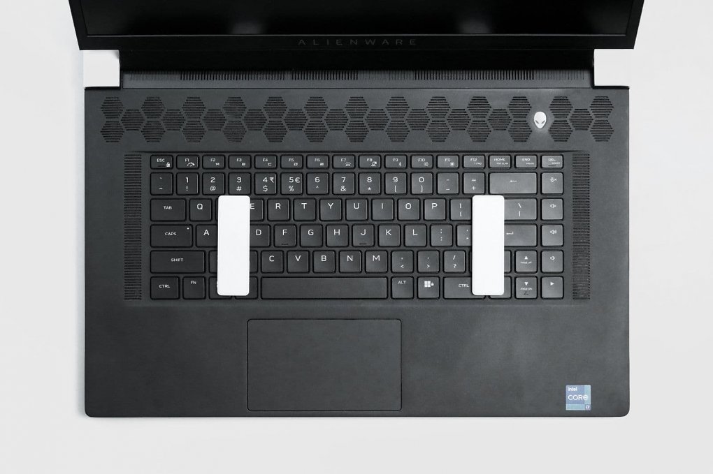 Die Typesticks werden auf die integrierte Tastatur gelegt und bieten so eine Auflagefläche für ein weiteres Gerät.