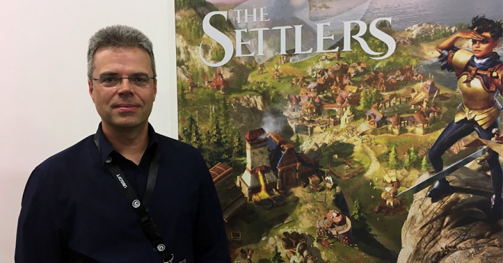 Da steht Volker Wertich, stolz, neben dem neuen Siedler-Teil, der in Zusammenarbeit mit Ubisoft entstehen sollte. Dieses Bild ist leider schlecht gealtert, wie wir heute wissen.