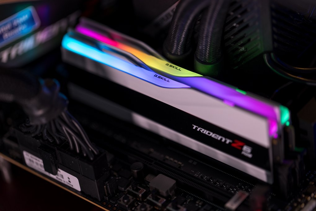 Nicht nur die inneren Werte zählen: Auch von Außen wirkt das G.Skill-Kit hochwertig und verfügt über LEDs.