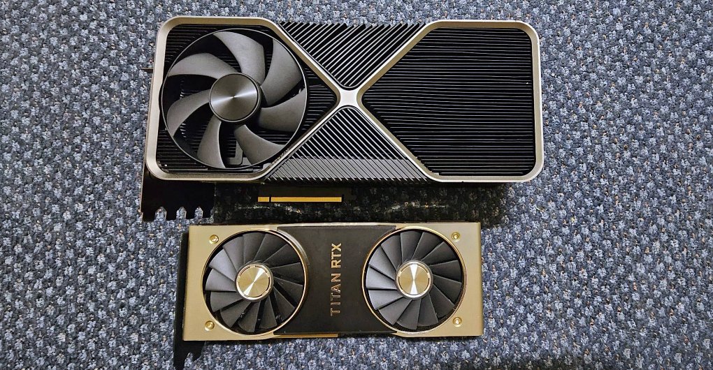 Der Prototyp im direkten Größenvergleich mit der letzten Titan RTX
