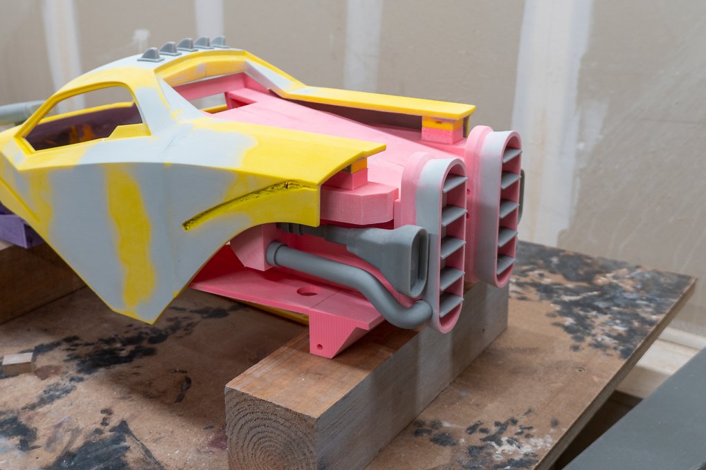 Heckansicht mit Auspuff und weiteren Details.