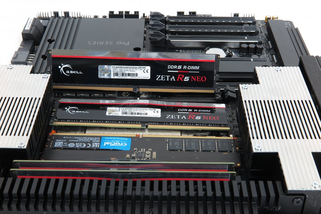 Passt nicht und soll auch nicht: Normaler DDR5-Speicher (Crucial als Beispiel) ist weder mechanisch noch elektrisch mit dem in aktuellen Worsktations und Servern genutzten RDIMM-Format kompatibel