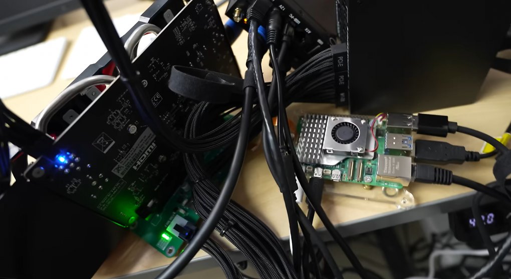 Zum Betrieb werden eine PCI-E-Platine, ein externes Netzteil und natürlich die Grafikkarte benötigt.
