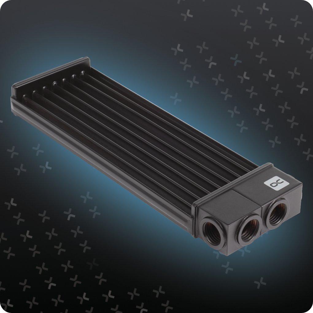 Aus seitlicher Perspektive hat Alphacools neuer Wasserkühler die namensgebende U-Form: An den Enden der RAM-Module geht der Kühler nach oben.