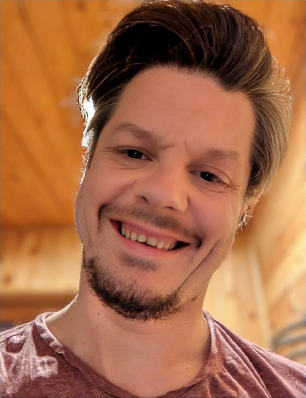Benjamin Dibbert macht heute noch C64-Musik, obwohl er jünger ist als der Rechner. 'Der Sound von SID hat mich schon als Kind angefixt. Ich habe die Musik geliebt, die oft sogar besser war, als die zugehörigen Spiele.' Mehr zu Benni lest ihr auf Seite 3.