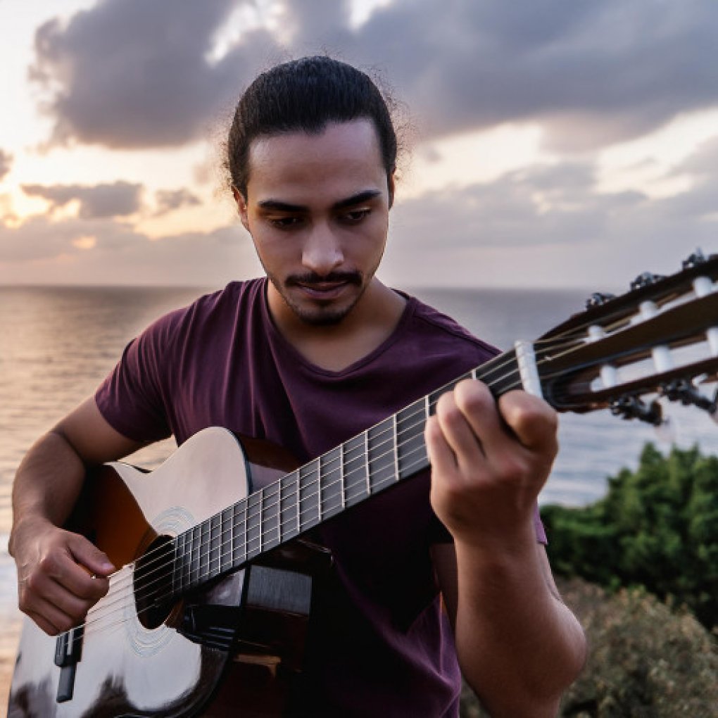 Klare Linien, wie etwa die Saiten dieser Gitarre, soll die neue Version von Adobe Firefly deutlich besser erzeugen können.