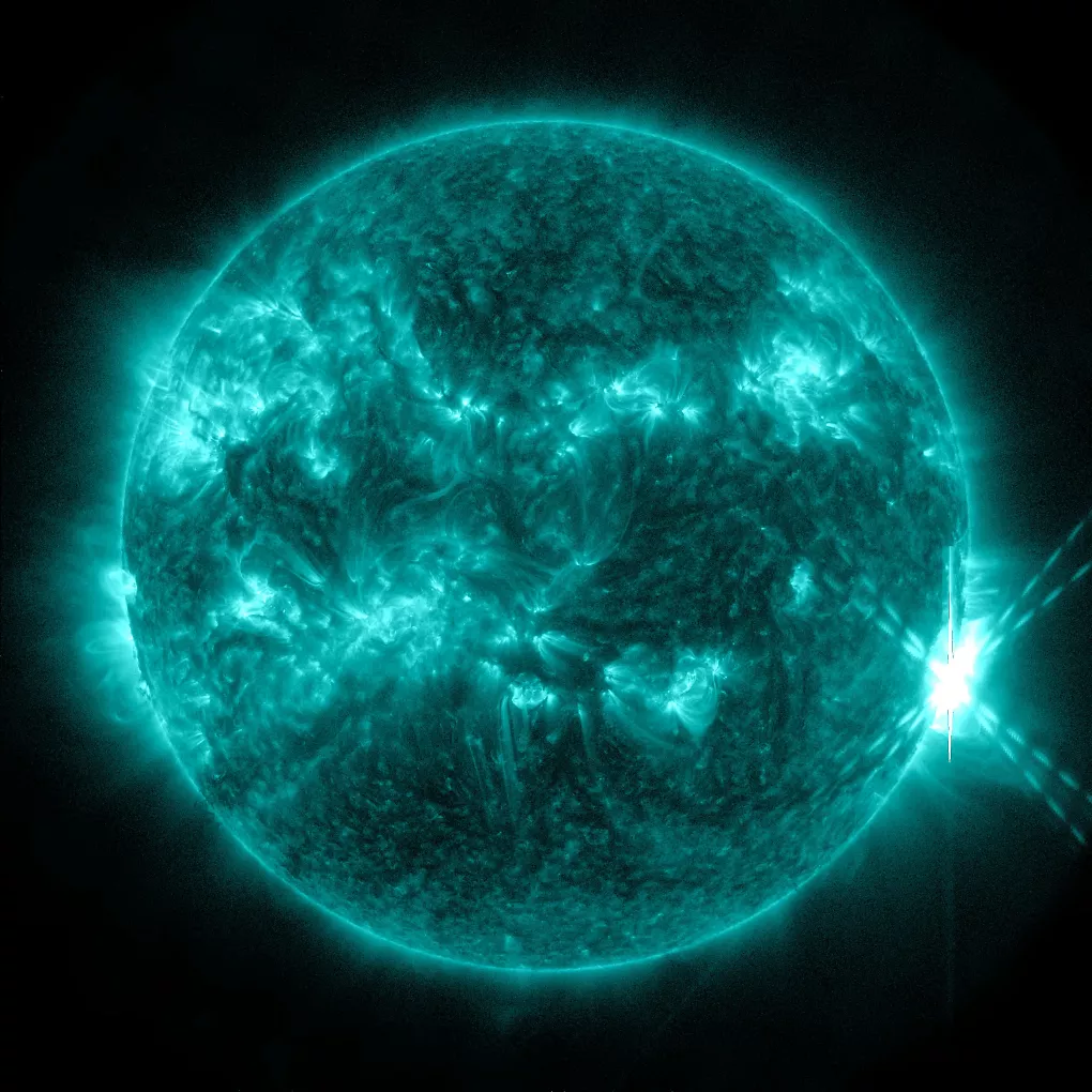 Eine der aktuell von der NASA aufgezeichneten Sonneneruptionen. Diese ist rechts zu sehen.