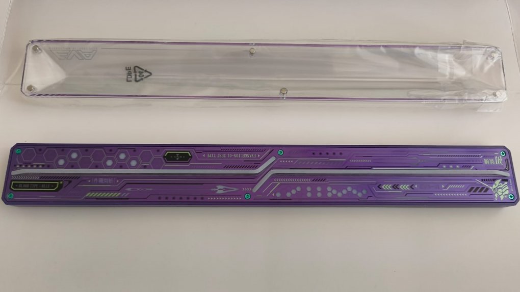 Ein Lichtabschnitt der Govee x Evangelion Gaming Wall Lights, noch nicht zusammengesetzt, mit der LED-Basis unten und der transparenten Schutzhülle darüber.