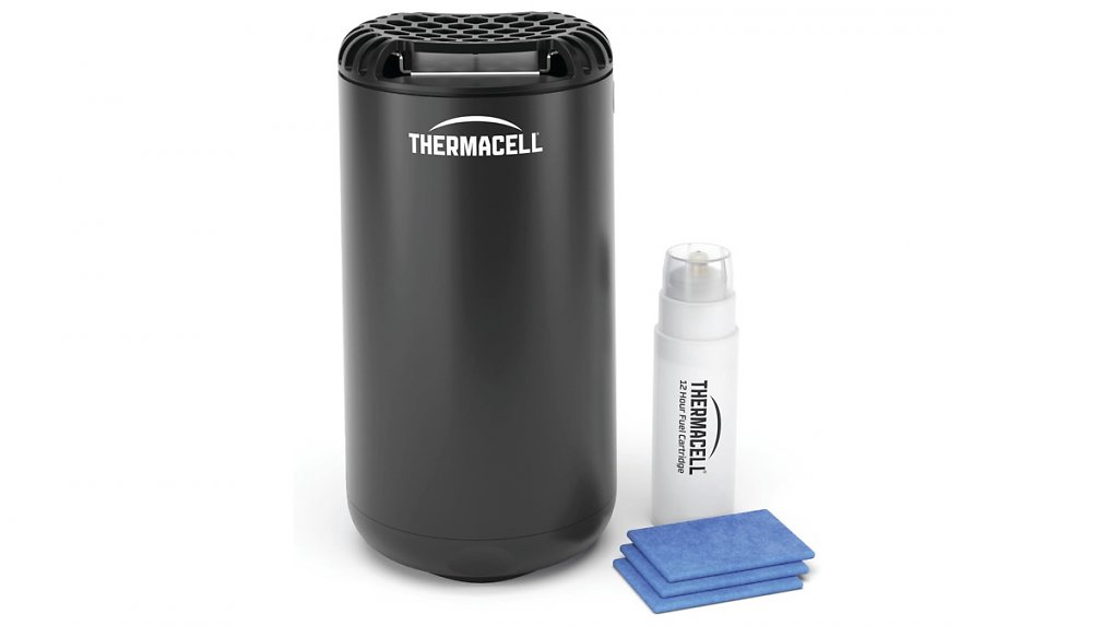 <strong>Thermacell Halo Mini:</strong> Ein Wirkungsstoffplättchen (blau) und die Butankartusche (weiß) werden in den Diffusor eingesetzt.