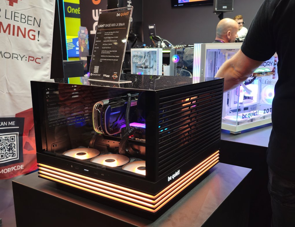 Hier zu sehen: das Light Base 600 LX (mit den neuen Light-Wings-LX-Lüftern). Auf der Gamescom 2024 in Halle 10.1, A078 beim Be-Quiet-Stand.