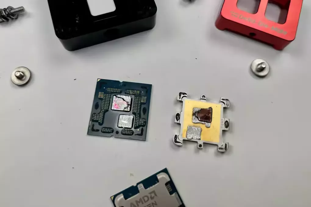 Das veröffentlichte Bild eines geköpften Ryzen 9000 zeigt klar, dass das IOD und die Chiplets verlötet wurden.