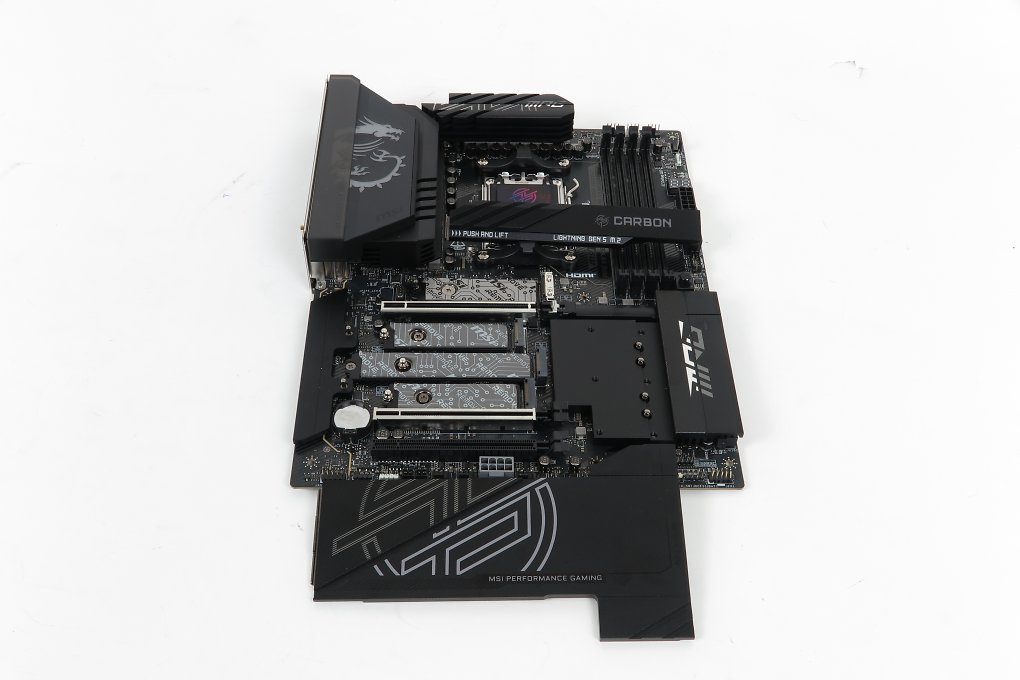 Wenn ein M.2 shared, dann nimmt man halt einen anderen: Wie viele andere X870E bietet MSIs Carbon neben einem Grafikkarten-verbandelten 5.0-Steckplatz (Dreierblock mittig) und einem mit exklusiven 5.0-CPU-Ressourcen (oben) noch zwei weitere 4.0er via Chipsatz. X870-Mainboards (ohne E) sind knapper dran.
