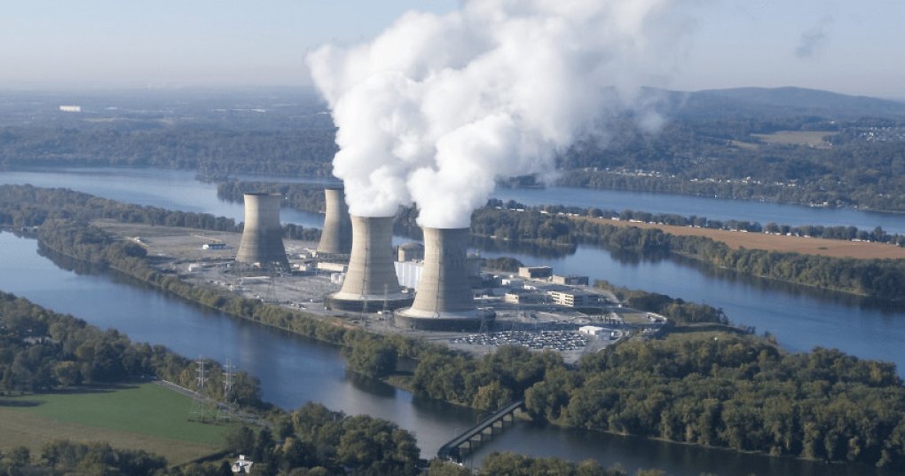 Für den massiven Energiebedarf von Microsofts KI soll sogar das bereits 2019 stillgelegte US-Atomkraftwerk Thee Mile Island wieder hochgefahren werden.