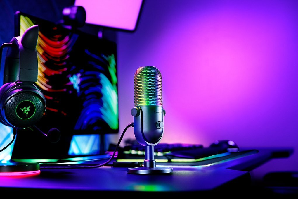 Das Mikrofon Razer Seiren V3 Chroma auf einem Schreibtisch.