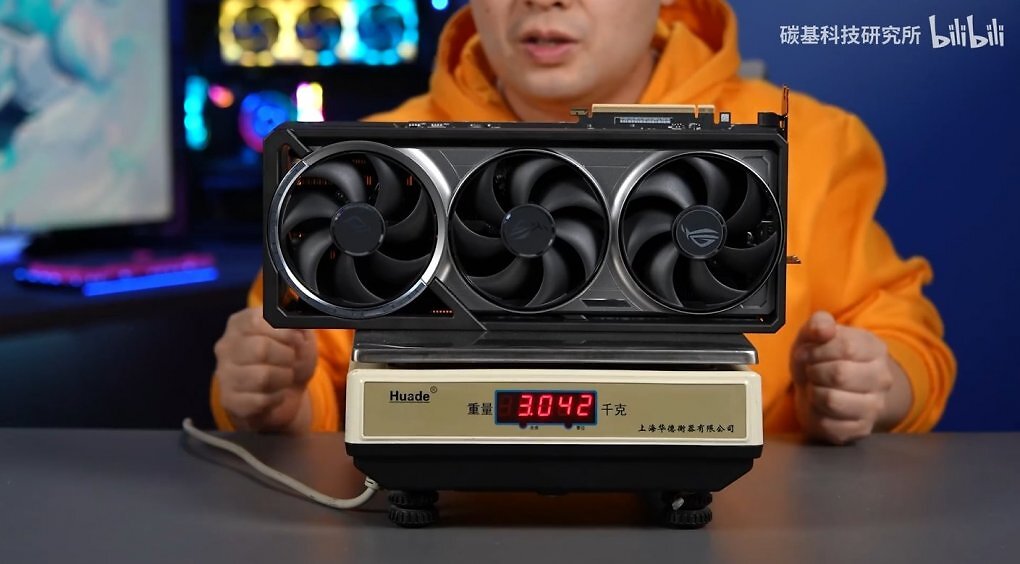 3,04 Kilogramm bringt die ROG Astral Geforce RTX 5090 auf die Waage.