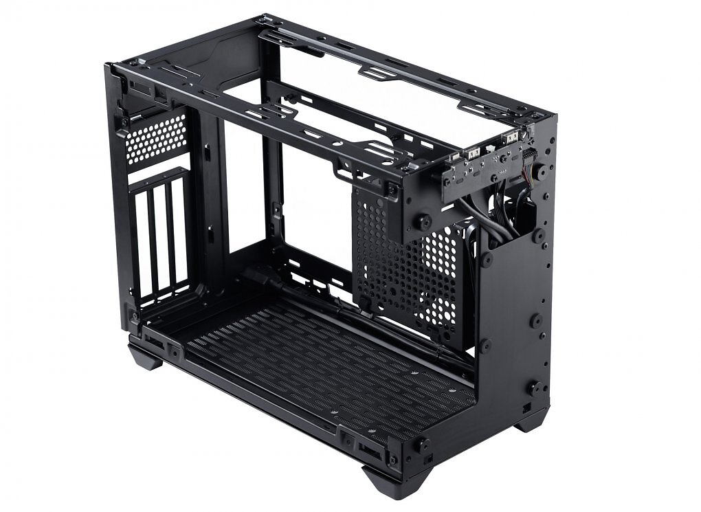 Der Innenaufbau des Cooler Master NR200P V3. Oben können zwei normale 140-mm-Lüfter, unten zwei 120-mm-Lüfter mit 15 mm Dicke verbaut werden.