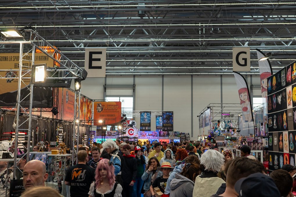 Ab und an wurde es etwas voller in den Hallen. Hier verkaufen Händler offiziellen Merch.