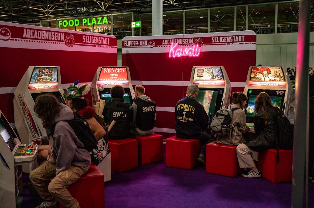 Eine Retro-Ecke lädt mit nostalgischen Spielen zu einer Pause ein.