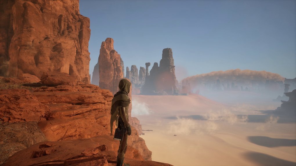 Sandstürme sind eine beständige Gefahr in Dune: Awakening. Ohne Schutz schwindet Ihre Lebensenergie, im Freien geparkte Fahrzeuge erleiden Schaden und selbst Ihre Basis verfällt, wenn diese nicht mit Energie für das Schutzschild versorgt wird. Die Stürme sind allerdings von Weitem sichtbar und werden zudem mit einer Warnansage angekündigt. Überrascht wird man von den gewaltigen Unwettern eher selten.