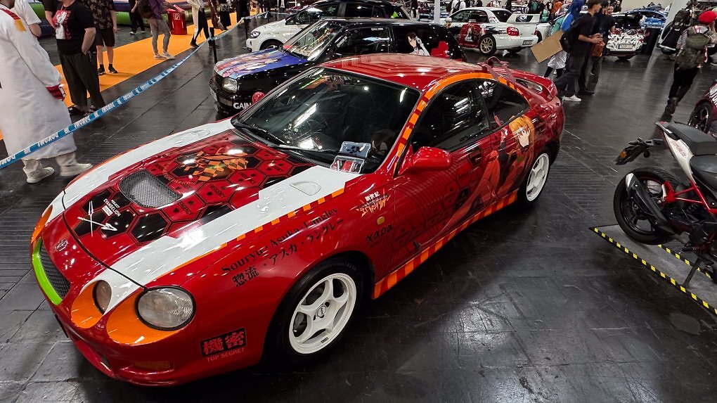 In einer weiteren Halle haben Fans ihre im Itasha-Stil beklebten Automobile ausgestellt. Hier sind insbesondere Folierungen mit Charakteren aus der japanischen Pop-Kultur zu sehen.