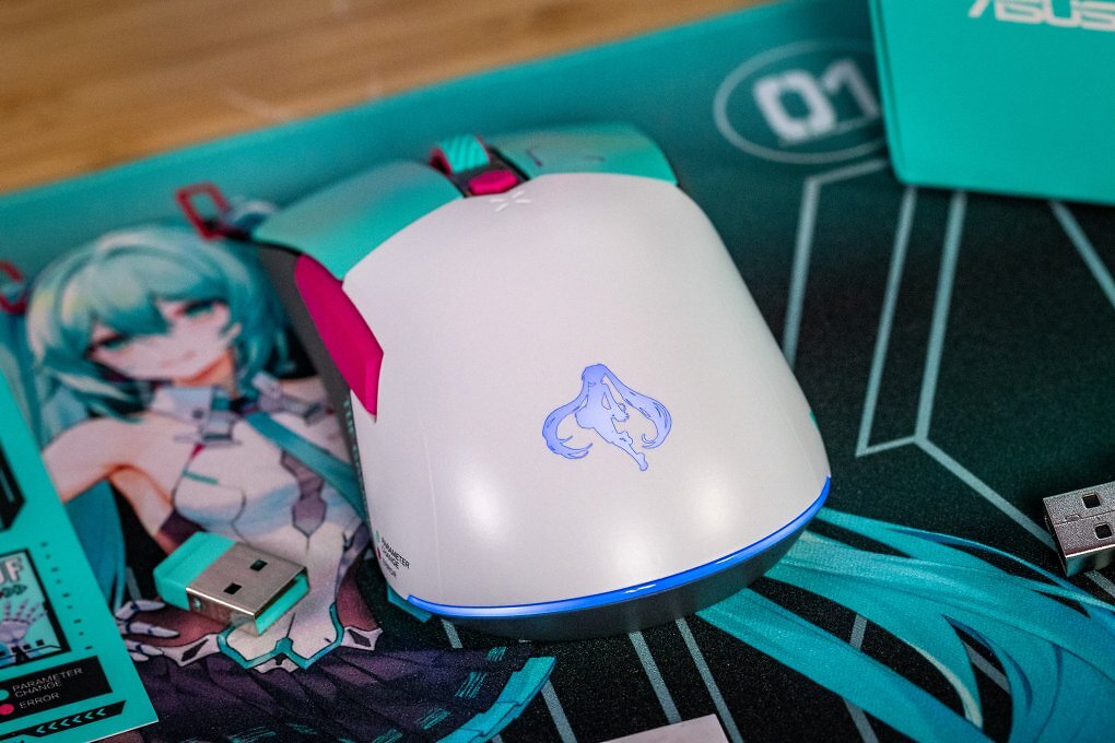 Auch die Maus wurde mit dem Miku-Logo in Form eines RGB-Elements versehen.