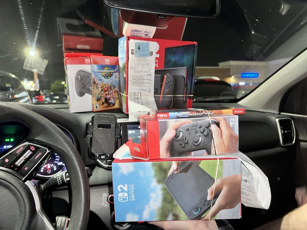 Durch die auf die Vorderseite der Verpackung getackerte Rechnung wurde das Display beschädigt.