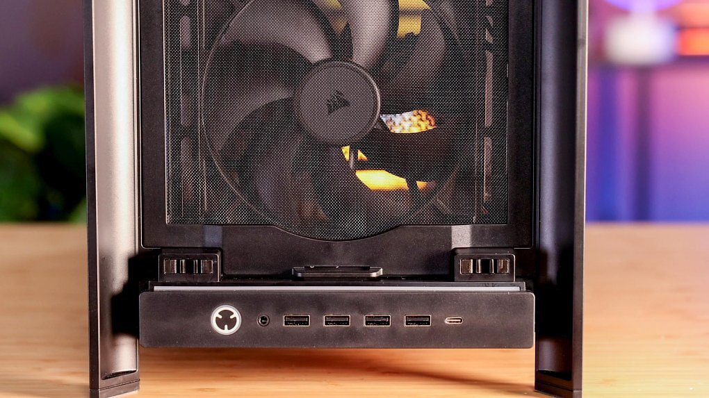 Mittlerweile liefert Corsair vier USB-3.2-Gen1-Type-A-Ports. Das I/O-Panel kann ausgebaut werden.