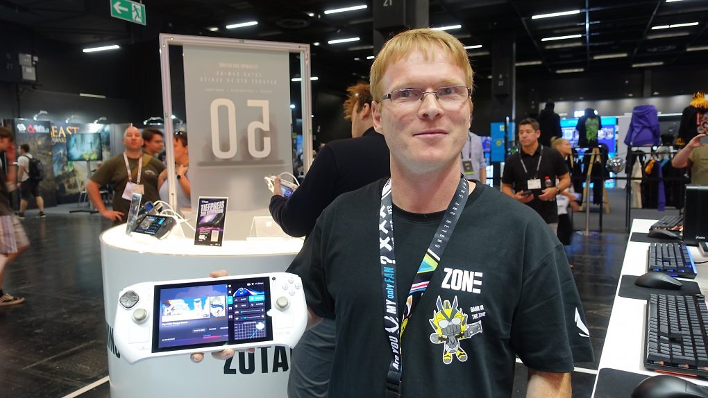 <strong>Beim Zotac/Be-Quiet-Stand in Halle 10.1 auf der Gamescom von PCGH 'überfallen':</strong> der CEO der <a href='manjaro.org/'>deutschen Manjaro GmbH &amp; Co. Kg</a> , Philip Müller. Das knapp 15-köpfige Linux-Distributions-Entwicklungs-Team (ca. 40 mit Forenmoderatoren und Co.) unterstützt beim Zotac-Handheld beim OS-Fundament. Steam mit Proton-Schnittstelle ist in abgewandelter Form auch beim Zone Pro dabei. Unter anderem kommt der Steam Big Picture Mode mit Manjaro-Overlay (Stats und Widget) zum Einsatz. An Feinheiten und Fehlerkorrekturen wird noch bis zum Launch des Handhelds gewerkelt.