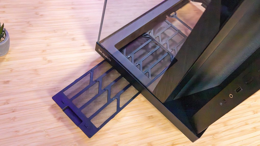 Am Boden des Light Base 500 LX sitzt ein herausziehbarer Staubfilter aus feinem Kunststoffnetz, der in einer Schiene eingeschoben wird.