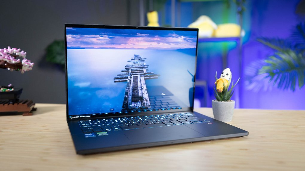 Das Acer Predator Triton 14 AI verfügt über eine RTX 5070 und erreicht in unserem Test im Netzbetrieb 164 Fps in Baldur's Gate 3.