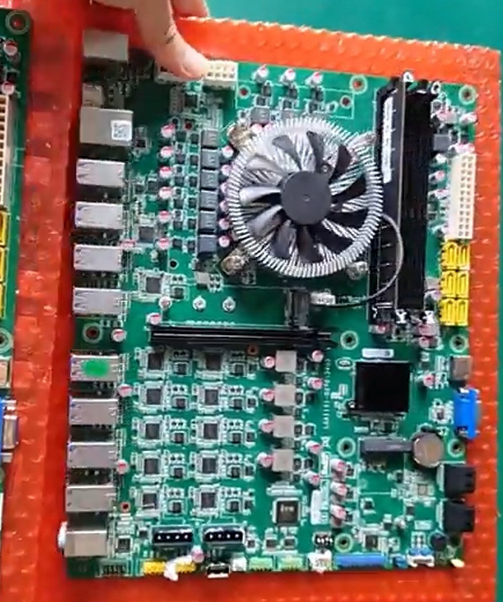 Die zahlreichen USB-Ports werden durch zusätzliche Controller auf dem Mainboard ermöglicht.