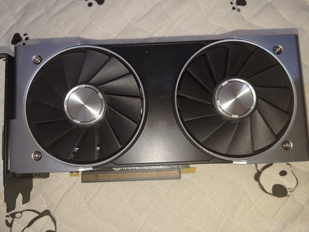 Der Kühler des Prototyps gleicht dem der Geforce RTX 2060 FE.