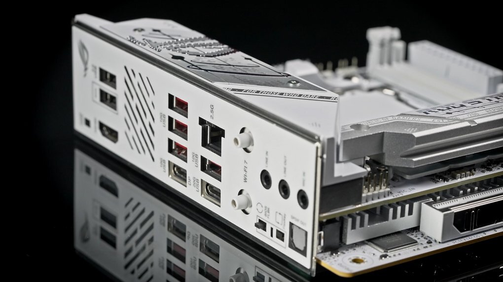 Das I/O-Panel des Asus ROG Strix B850-I Gaming Wifi 7.