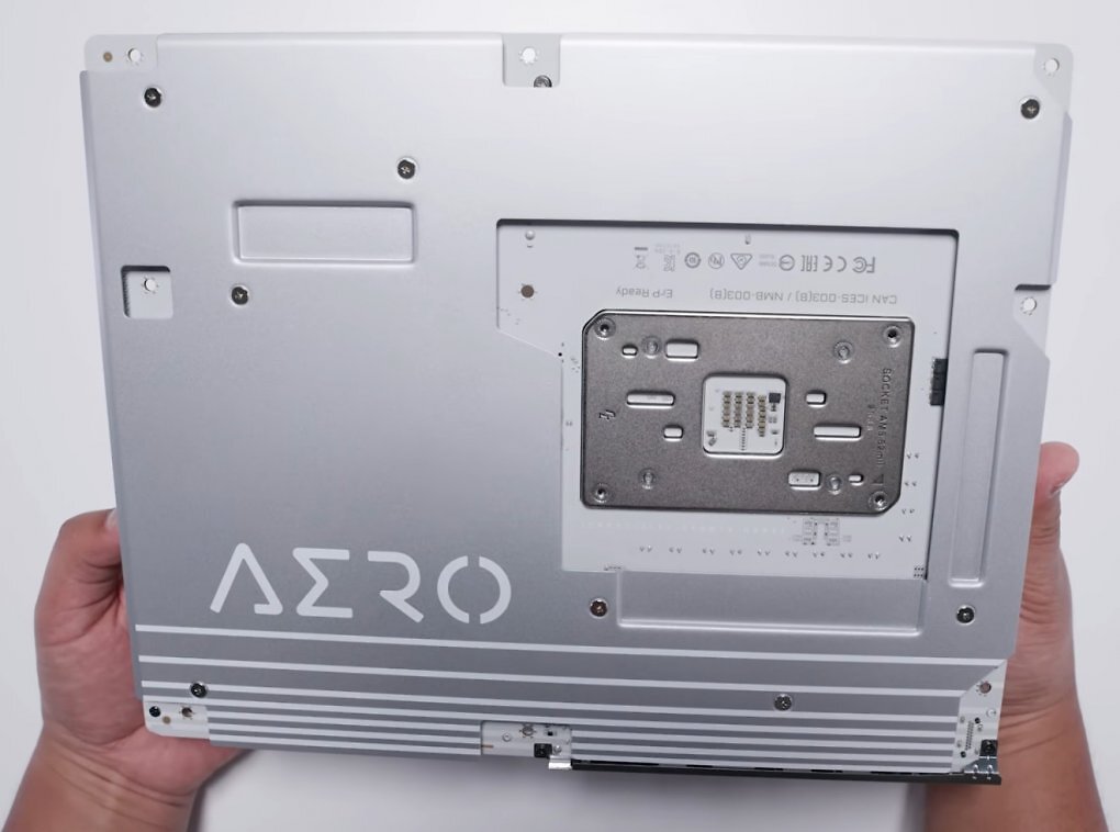 Die Rückseite des Gigabyte X870E Aero X3D Wood.