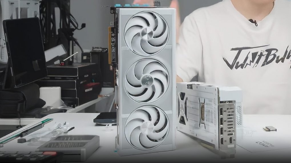 Sapphire Nitro+ Radeon RX 9070 XT White PhantomLink (1) (3)