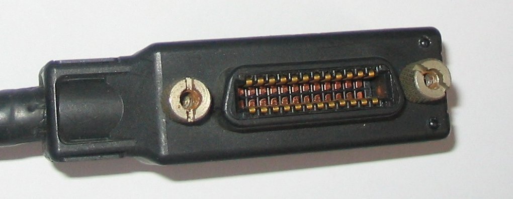 Ein alter GPIB-Stecker. Von den verbauten 24 Kontakten werden 16 zur Kommunikation genutzt.