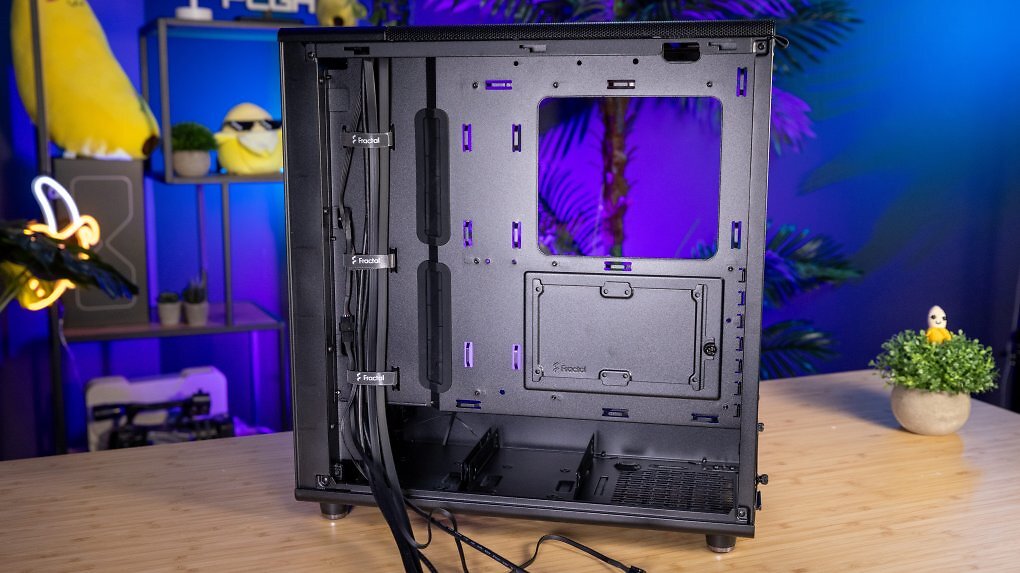 Trotz vergleichsweise kleiner Größe bieten Fractal North und auch die Momentum Edition viel Platz für SSDs und HDDs.