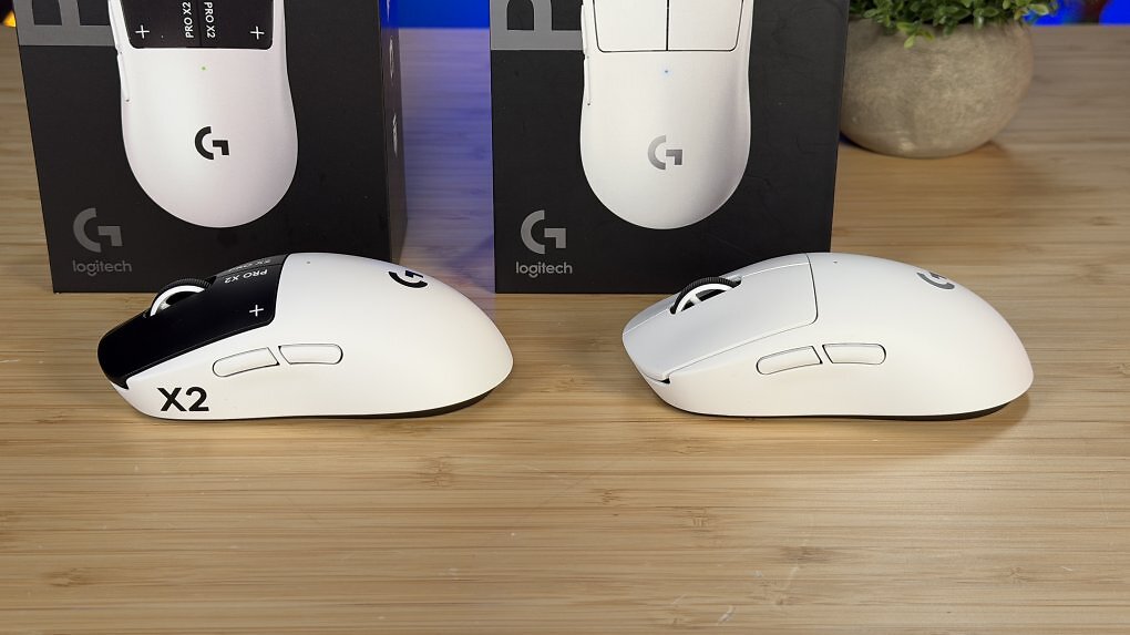 Die Form der Logitech G Pro X2 Superstrike (links), die man von der G Pro X Superlight 2 (rechts) übernimmt, gefällt mir als Palm-Grip-Spieler und ich empfinde diese als ergonomisch. Dazu sind auch meine große Hand und die langen Finger kein Problem.